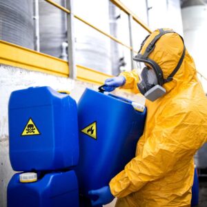 Operatore di GA Gestioni Ambientali che movimenta contenitori di rifiuti speciali in sicurezza